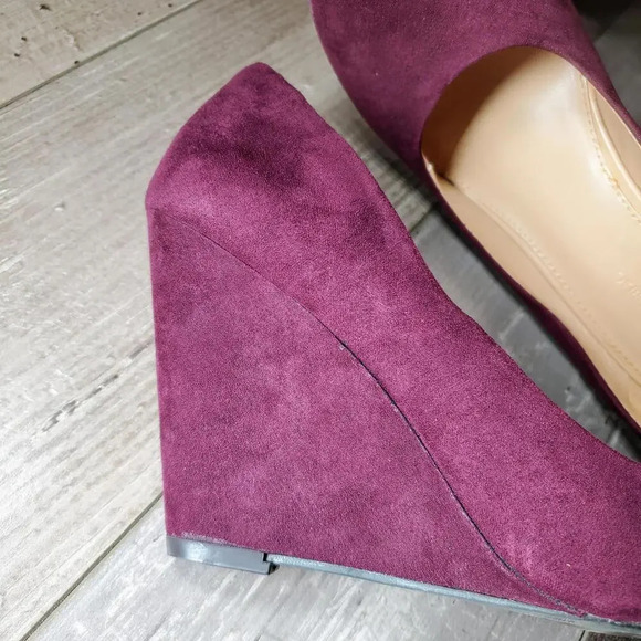 BANANA REPUBLIC Suede Round Toe Wedges Size 6 Wine Color - Picture 11 of 15